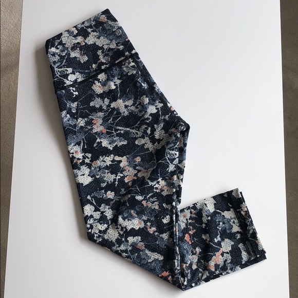lululemon athletica Pants - Lululemon // women’s cropped legging!